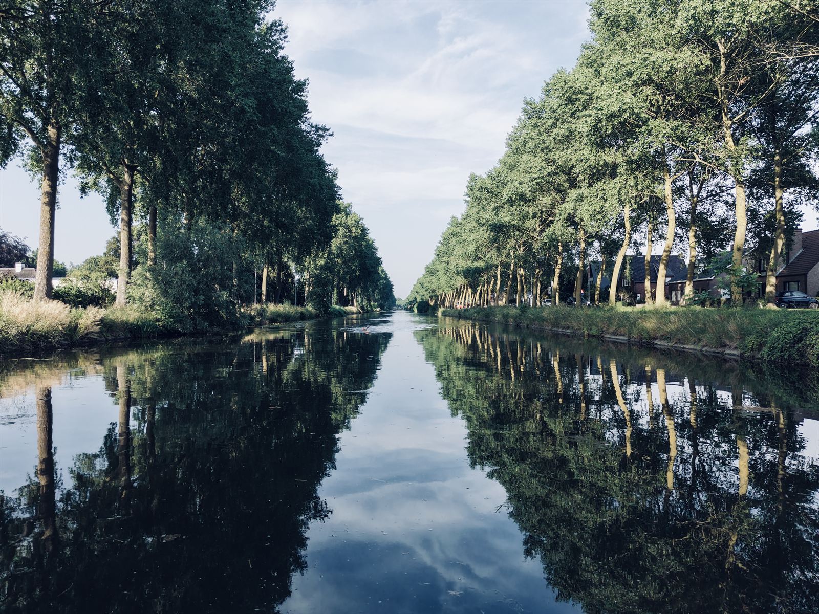 De Damse Vaart in Brugge, waar de praktijk gevestigd is